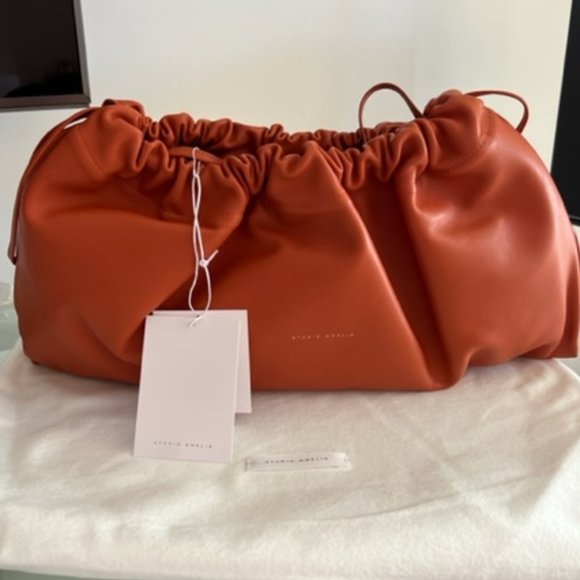 STUDIO AMELIA　Maxi Drawstring Bag STUDIO AMELIA Maxi Drawstring Ruched Lambskin Clutch Bag